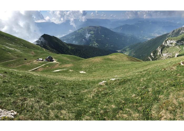 Il rifugio Dal Piaz visto dalle Vette Grandi.