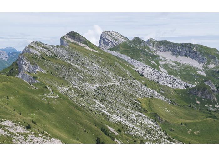 Il tracciato dell'Alta Via 2 attraversa la "Piazza del Diavolo" tra il rifugio Dal Piaz e il rifugio Boz in direzione nord.