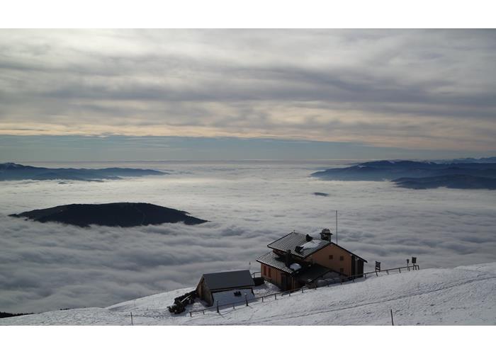 Il rifugio Dal Piaz durante la stagione invernale.